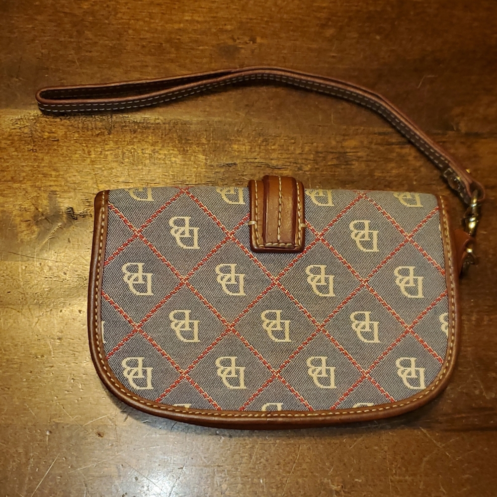 Dooney and bourke leather trim wristlet. - Picture 2 of 5